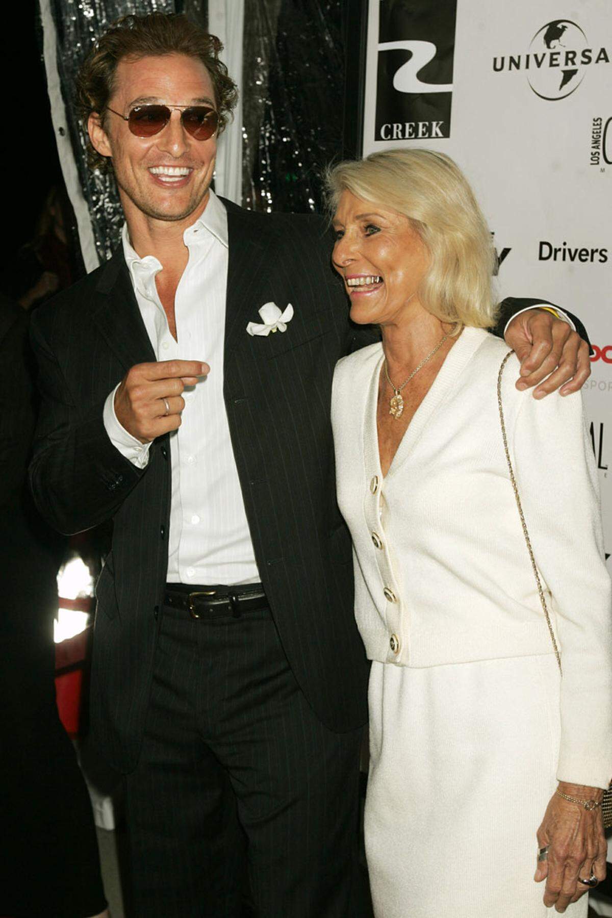 Matthew McConaughey und Kay haben gut Lachen, der Sohn verdient genug um die gesamte Familie zu erhalten.