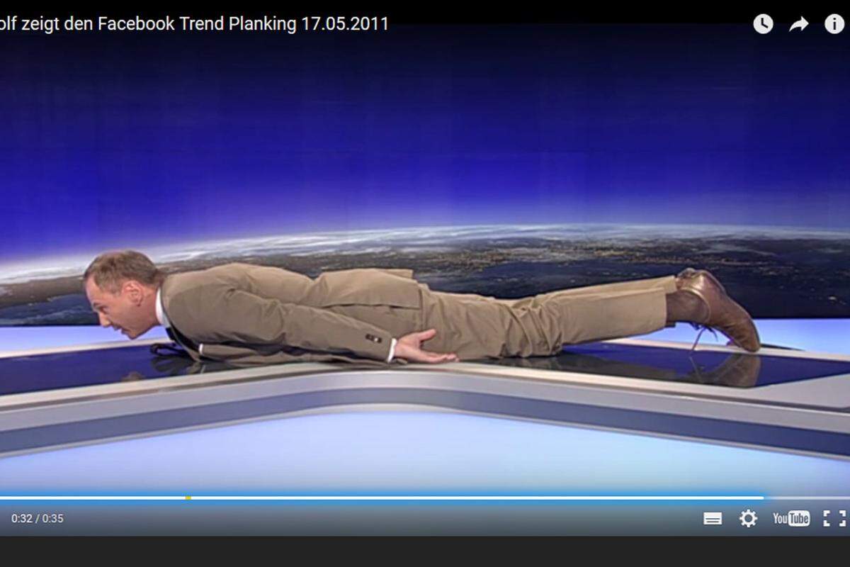 Sogar im Online-Wörterbuch ist der Begriff "Planking" bereits zu finden als: "Sich in steifer Position und Bauchlage an öffentlichen Plätzen fotografieren lassen." So sehr dieser Trend uns zu Beginn amüsiert hat, so sehr hat er uns nach dem tausendsten Nachahmer-Foto genervt. Daran konnte nicht einmal Armin Wolfs ZIB 2-Auftritt etwas ändern.
