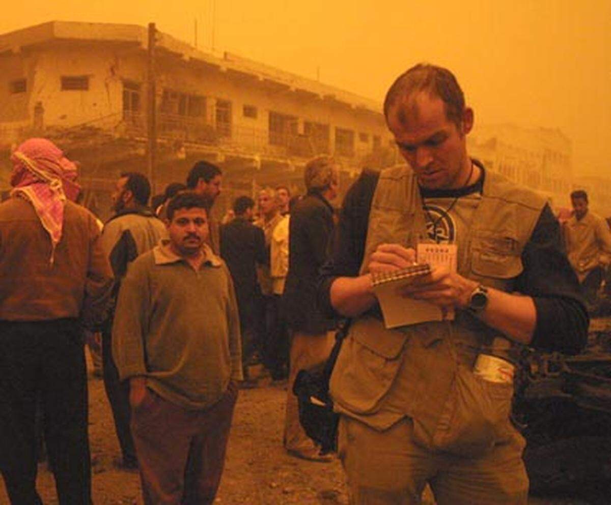 Schauplatzreportage unmittelbar nach einem US-Luftangriff auf einen Marktplatz in Bagdad. Ein Sandsturm tauchte die Szenerie in gespenstisches Licht.
