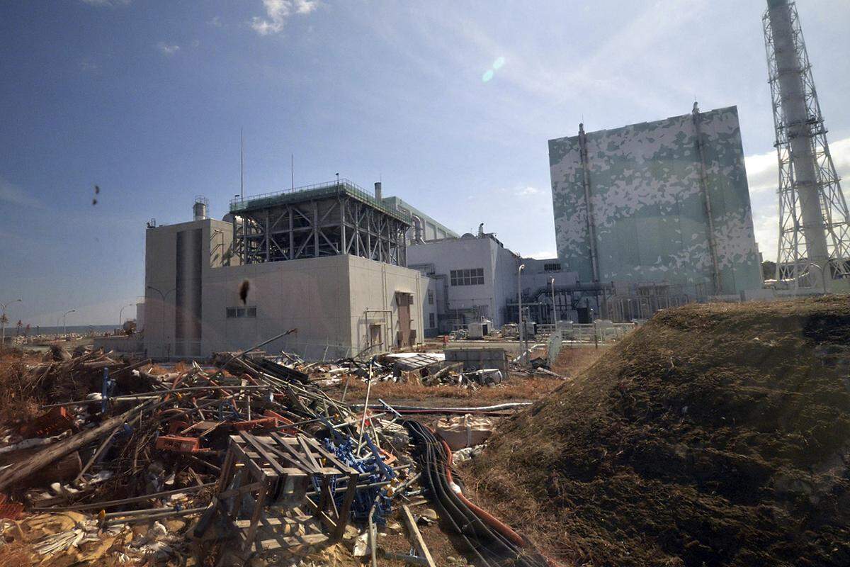 "Einige Länder, darunter Deutschland, haben ihre Atompolitik überdacht, aber viele andere sind überzeugt, dass sie auf Atomkraftwerke angewiesen sind", sagte Yukiya Amano, Chef der Internationalen Atomenergie-Organisation (IAEA). "Es ist sicher, dass die Zahl der Atomreaktoren weiter steigen wird, wenn auch nicht so schnell wie zuvor."