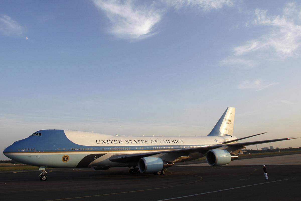 Am Dienstag um 20.20 Uhr setzt die blau-weiße Präsidentenmaschine am Flughafen in Berlin-Tegel auf: Barack Obama und Familie entsteigen der "Air Force One". Nach fünf Jahren im Weißen Haus sind die Obamas zum ersten offiziellen Besuch in der deutschen Bundeshauptstadt angekommen.