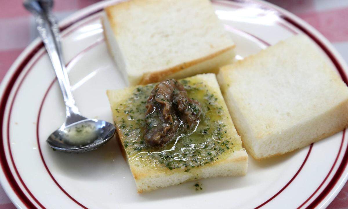 Auch das ist vielleicht eine typisch französische Butterspeise. Die klassische Zubereitung von essbaren Schnecken als Vorspeise nennt sich Escargot a la bourguignonne. Hier wird die burgundische Schnecke (gemeint ist die mitteleuropäische Weinbergschnecke) im eigenen Gehäuse mit Schneckenbutter, einer Art Kräuterbutter, gratiniert.