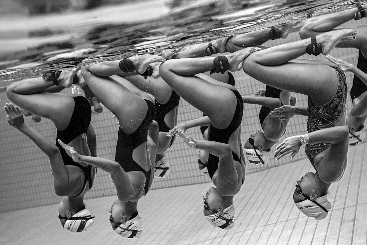 Jonathan Yeap Chin Tiong, Singapur: "Underwater Grace 2".Der Fotograf fing Synchronschwimmerinnen in Singapur beim Training ein.