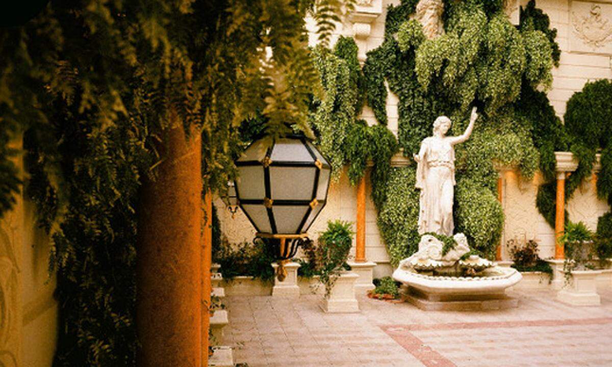 Der Mindestpreis für ein Zimmer liegt laut Internetseite bei etwa 1000 Euro. Statue im Innenhof des Ritz Paris.