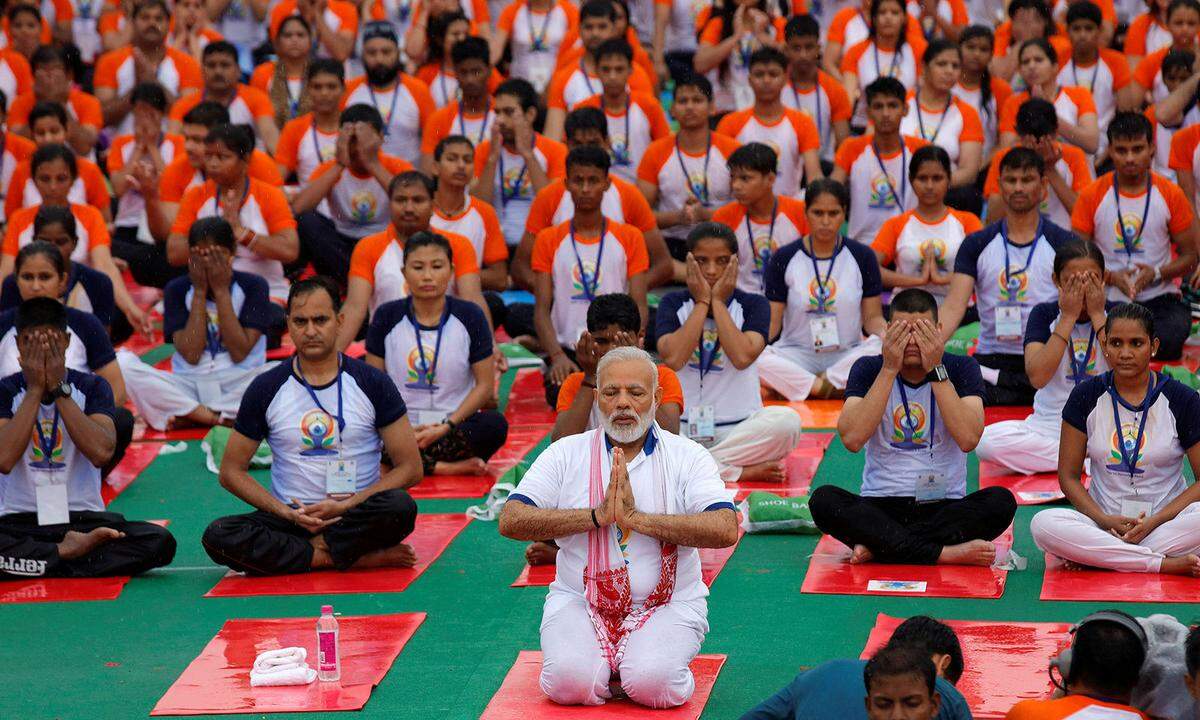Das geschah auf Bestreben des indischen Ministerpräsidenten Narendra Modi (im Bild beim Meditieren im indischen Lucknow). "Yoga drückt die Einheit von Körper und Geist, von Denken und Handeln, von Zurückhaltung und Erfüllung aus, die Harmonie zwischen den Menschen und der Natur", so Modi in einer Erklärung.