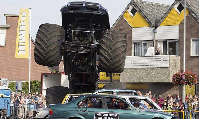 Ein Monstertruck (hier vor dem Unfall bei der Show) raste in Haaksbergen in die Zuschauermenge.