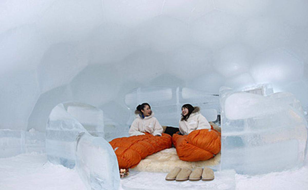 Damit es die Gäste auf den Betten aus Eisblöcken etwas komfortabler haben, werden kuschelige Felle und arktistaugliche Schlafsäcke zur Verfügung gestellt. Erstere sind auch dann von Vorteil, wenn es heißt ...