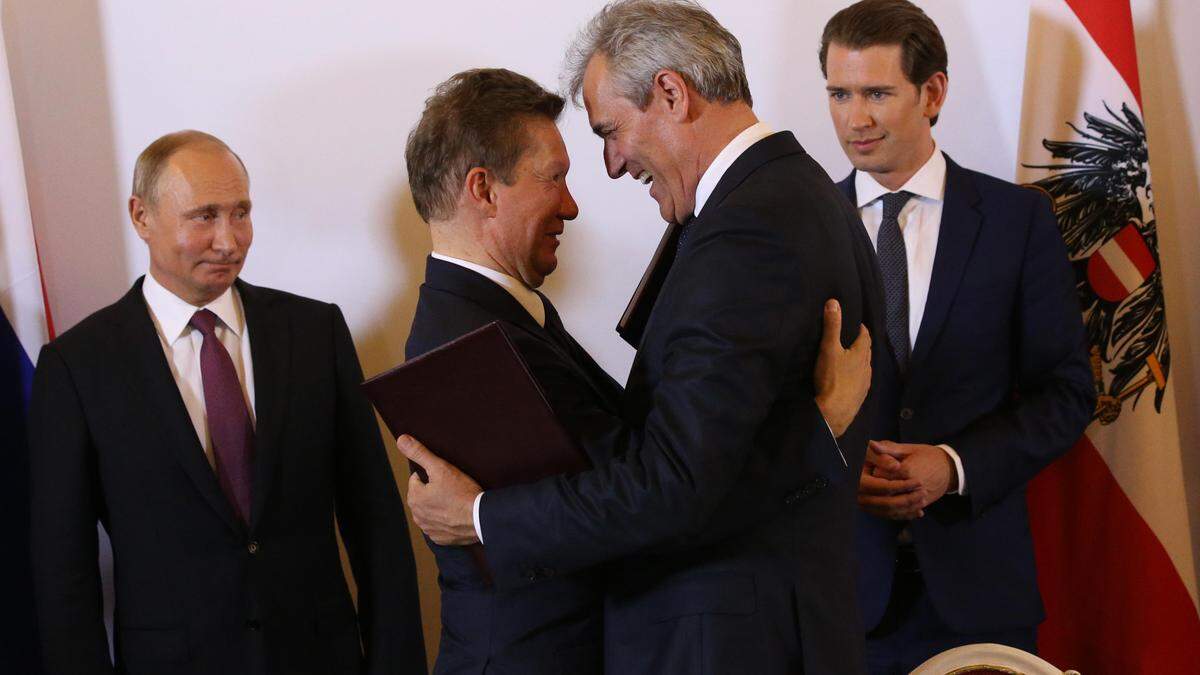 Gazprom-Chef Alexei Miller und der frühere OMV-Chef Rainer Seele besiegeln im Jahr 2018 im Beisein von Kanzler Kurz und Wladimir Putin den Gasliefervertrag bis 2040. 