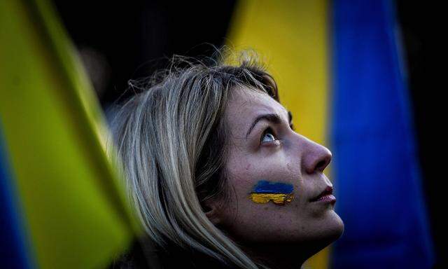 Viele EU-Bürger zeigen Solidarität mit der Ukraine, doch auch die sonst so träge europäische Politik (im Bild eine Demonstrantin in Lissabon). 