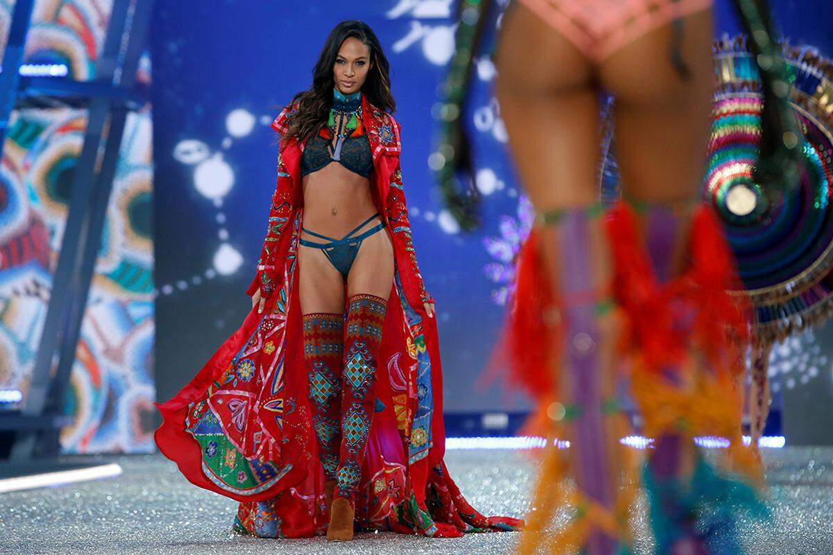 ...und Joan Smalls. Auch diese vier Models laufen für "Victoria's Secret" über den Catwalk.