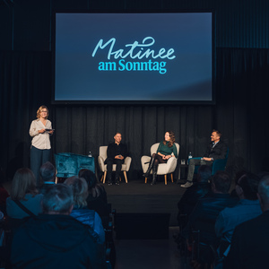 Chefin vom Dienst Friederike Leibl-Bürger mit Daniel Kalt, Almuth Spiegler und Karl Gaulhofer (v. l.) bei der Matinee im Rahmen der „Presse Schau“ in der Marx Halle.