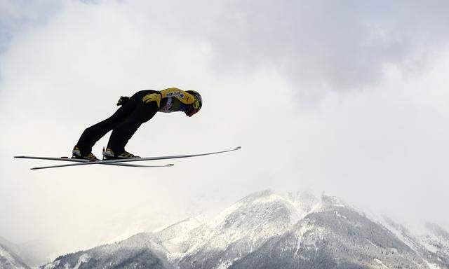Der Nordkette entgegen: Auf die Skispringer wartet in Innsbruck immer ein gewaltiger Ausblick.