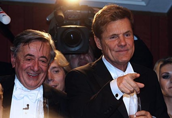 Markantere Sprüche als Lohan gab es von Bohlen auf jeden Fall. Besonders Ioan Holender hatte es dem nicht gerade zimperlichen Castingshow-Juror angetan: "Also wenn das live war, ist er ein Genie. Jeder Ton hat gepasst." Lugner war völlig begeistert von seinem neuen Gast. "Er ist viel besser als Lohan und größer ist er auch noch", meinte der Baumeister.