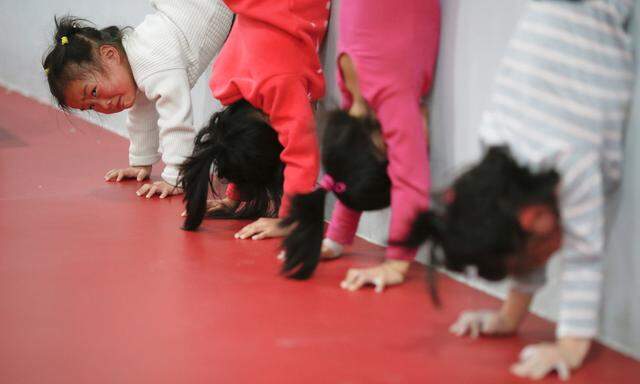 Chinesische Kinder beim Sport. In einigen Schulen sollen ihre körperlichen – und geistigen – Anstrengungen nun per Computer genau überwacht werden. 