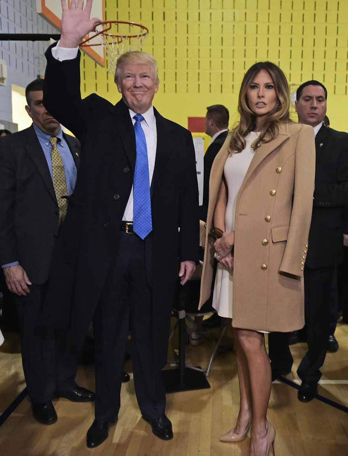 Zur Stimmabgabe kam die Ehefrau von Donald Trump in einem ceemefarbenen Kleid von Michael Kors. Darüber trug sie einen Mantel von Balmain.
