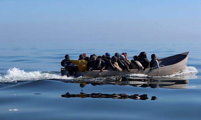 Ein Bild vom 27. April 2023: Migranten navigieren auf einem Metallboot auf dem Weg von Sfax, Tunesien, nach Italien. 