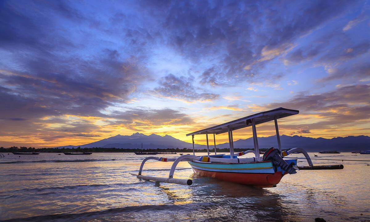 Erst letztes Jahr wurde Lombok von schweren Erdbeben getroffen, zahlreiche Menschen starben oder wurden verletzt. Dennoch, an der Beliebtheit der Insel konnte die Naturkatastrophe nichts ändern. Das Eiland gilt als Bali ohne Massentourismus. Reisende, Backpacker, Surfer und Taucher, die auf der Suche nach Ruhe und Ursprünglichkeit sind, verirren sich gerne hierher.  >> Star Clipper: Volle Segel in Indonesien