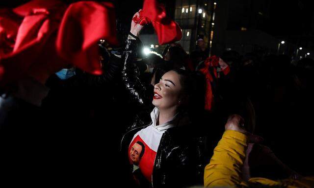 Jubel im Kosovo. Eine Vetevendosje-Anhängerin mit dem Konterfei Albin Kurtis auf ihrem Shirt. 