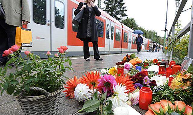 Blumen am Tatort, dem Münchner S-Bahnhof Solln. 