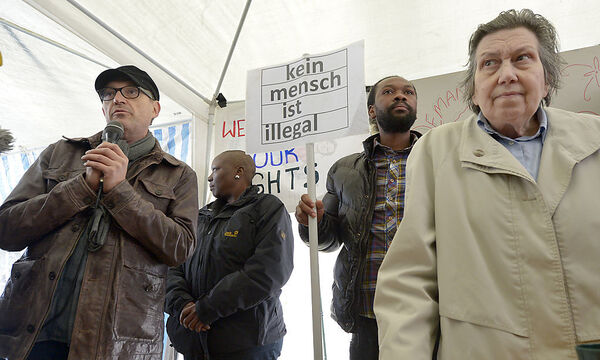 Asyl: Josef Hader und Ute Bock besuchen Protest-Camp