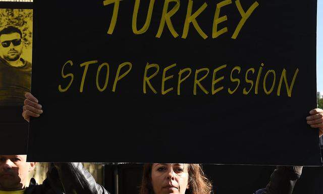 Amnesty International organisierte weltweit demonstrationen gegen die Festnahmen von Menschenrechtsaktivisten in der Türkei - hier ein Bild aus Paris.