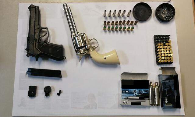 Die sichergestellten Waffen auf einem Polizeifoto