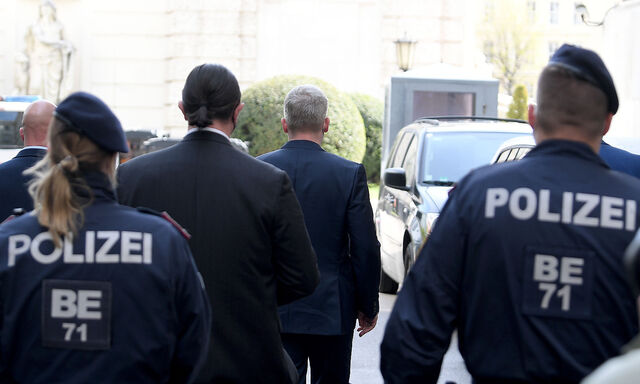 Julian Hessenthaler (Bildmitte) trat auch im Ibiza-U-Ausschuss auf.