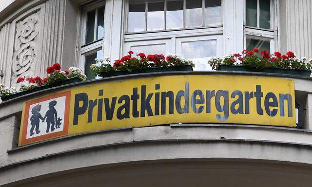 Hinweisschild eines 'Alt Wien'-Privatkindergartens in Wien