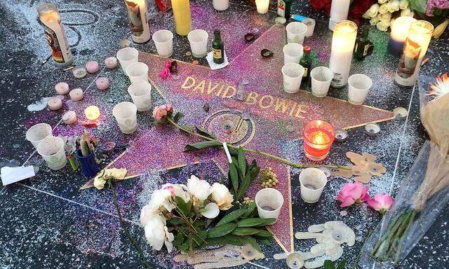 Kerzen und Blumen am Walk of Fame in Hollywood.