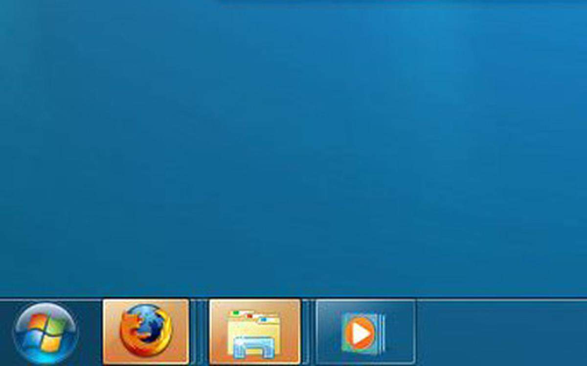 Die Taskleiste wurde extrem aufgeräumt. Jede Anwendungen wird jetzt automatisch zusammengefasst und belegt so nur noch eine Fläche. Alle offenen Fenster einer Anwendung sind über ein einziges Icon erreichbar. Programme, die über die Schnellstart-Icons aufgerufen werden, werden auch über diese Icons zusammengefasst (hier Firefox und Windows Explorer mit offenen Fenstern hervorgehoben).