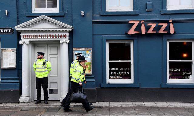 Die Polizei riegelte nach dem Zusammenbruch des Ex-Geheimagenten unter anderem ein lokales italienisches Restaurant ab. 