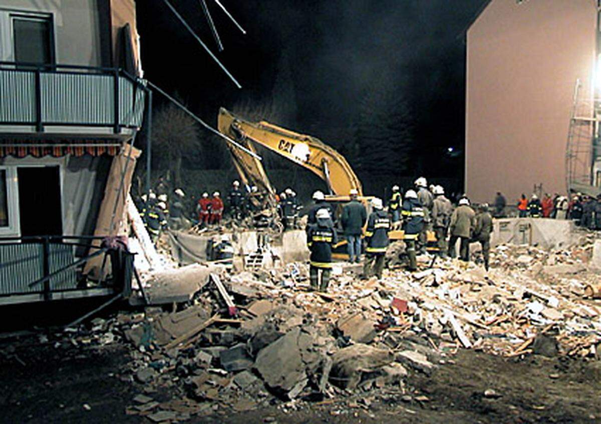 Es war der "traurigste Tag" in der Geschichte der Stadt, so der damalige Bürgermeister Walter Daxböck. Am Abend des 2. Dezember 1999 forderte eine Gasexplosion in einem Mehrparteienhaus in Wilhelmsburg (Bezirk St. Pölten) zehn Tote. Österreichweit war es das bisher schwerste derartige Unglück.
