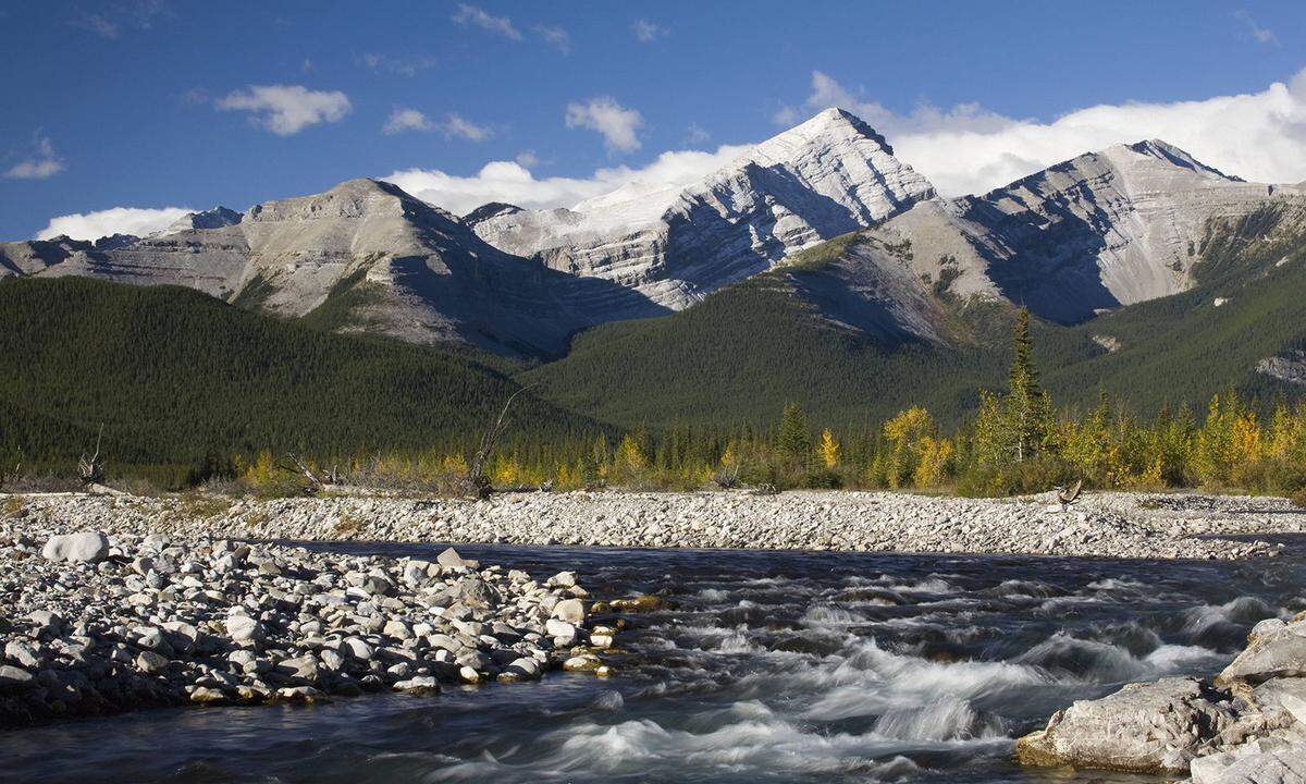 Wer noch unschlüssig ist, wo er seinen Urlaub verbringen will, die Reiseplattform Airbnb veröffentlichte pünktlich vor dem Sommer die Trend-Destinationen für die heiße Jahreszeit. Für das Ranking wurden Ziele mit dem größten Buchungszuwachs im Vergleich zum Vorjahr gelistet. Vor allem in der Natur scheint der Reisende im Sommer 2019 sein Glück zu finden. Dazu passt mit Platz zehn Bragg Creek in der Nähe von Calgary, von wo aus man die Berg- und Seenwelt der kanadischen Rocky Mountains erkunden kann. Der Anstieg der Buchungen im Vergleich zum Vorjahr beträgt 382 Prozent.