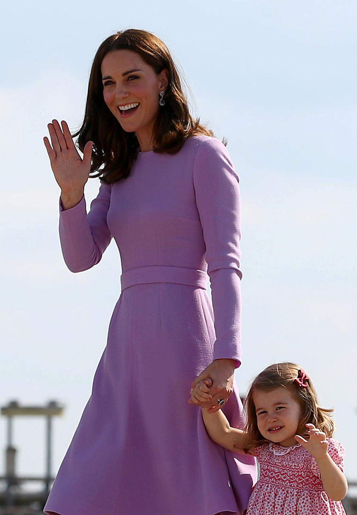 Die Ohrringe mit Amethysten von Kiki McDonough fügten sich nahtlos in das Ensemble ein. (Das maßgeschneiderte Kleid hat freilich eine klassische Silhouette.)