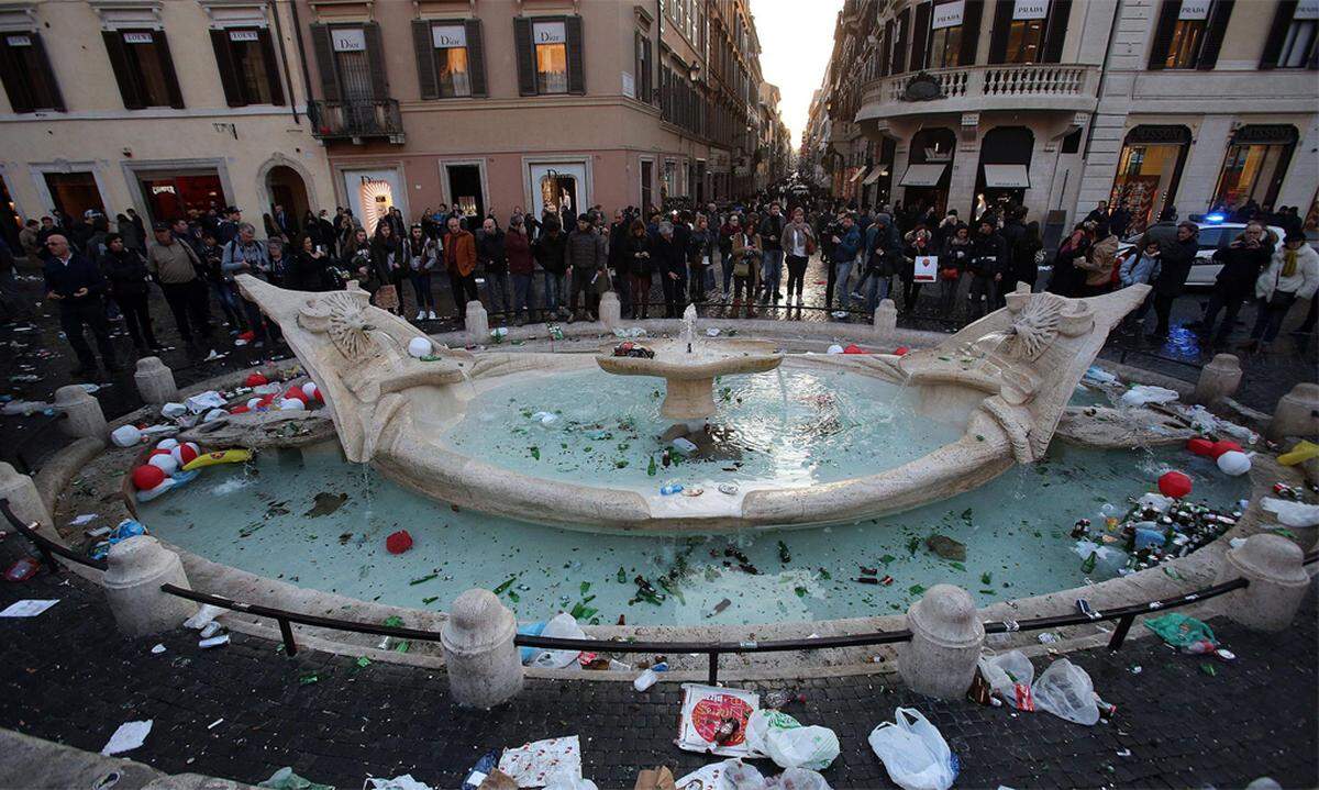 Begonnen hatten die Krawalle am Mittwochabend, als einige Hundert Fans am Campo de Fiori im Zentrum Roms mit Flaschen und anderen Gegenständen auf die Beamten geworfen hatten.