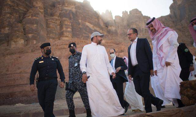 Treffen in der Wüste: Prinz Faisal (re.) und Außenminister Schallenberg in der Oasenstadt al-Ula. 