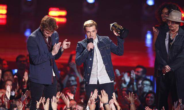 Sam Claflin und Josh Hutcherson nehmen den MTV Movie Award entgegen