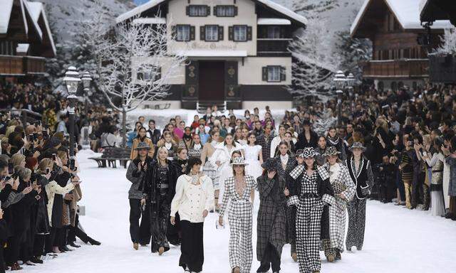 Weinen streng verboten, hieß es vor dem Finale des Chanel-Defilees. Nicht alle Models hielten sich daran. Das Publikum feierte Lagerfeld mit minutenlangen Standing Ovations.