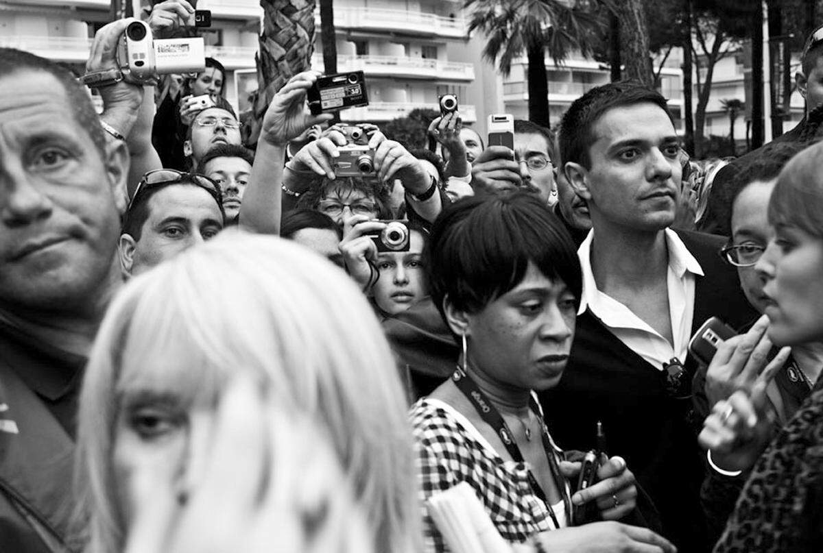 So würden die starken Gesichter und Persönlichkeiten der Porträtierten stärker zur Geltung kommen und die Bilder zeitloser altern. So geht Kravitz mit seiner Arbeit auf ironische Distanz zum Starrummel und betreibt ein hintergründiges Spiel mit der Öffentlichkeit.