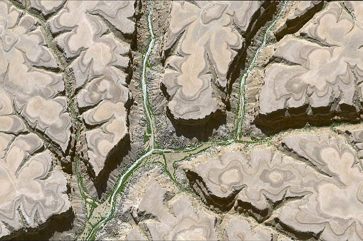 Die gebirgige Region im Hadramaut liegt zwischen 2000 bis 2500 Metern Höhe. Die Gebirgs­decke wird von Sedimentlagen gebildet, die infolge der Erosion wie Höhenlinien erscheinen. Nur am Grund der Wadis ist Wasser zu finden, daher sind nur die Täler besiedelt. Die frucht­barsten Bereiche im Talgrund werden für den Anbau von Sorghumhirse, Mais und Kath (aus dem ein Rauschmittel hergestellt wird) genutzt.