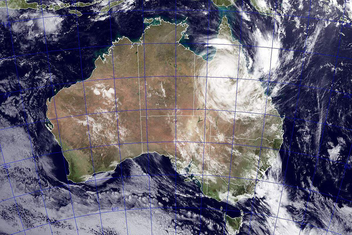 Kurz vor Mitternacht war der Zyklon laut Wetteramt mit Windboen von bis zu 290 Kilometern pro Stunde nahe des beliebten Urlauberdorfs Mission Beach auf die Küste des Bundesstaats Queensland getroffen. Er begann zwischen dem kleinen Ort Innisfail und Cardwell seinen zerstörerischen Kurs.