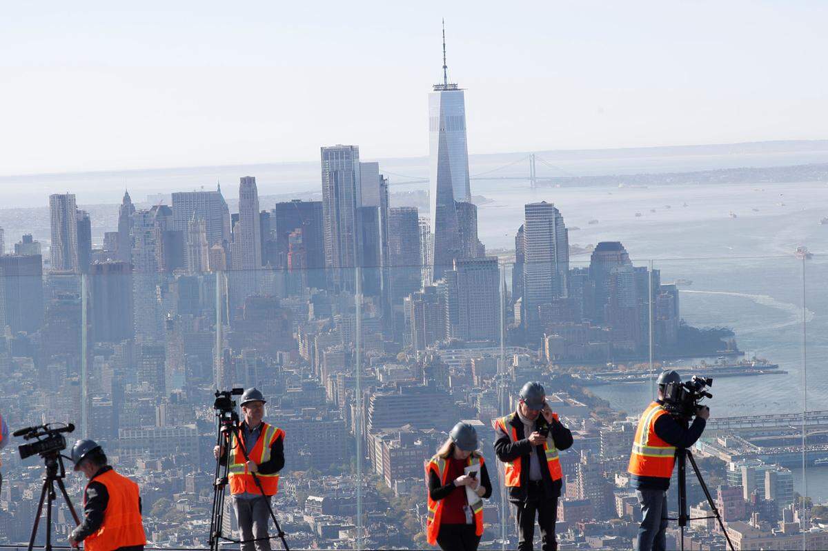 Weil das so ist, müssen sich die Betreiber der Attraktionen im Wettbewerb um Eintrittskarten-Verkäufe immer mehr einfallen lassen. Gastronomie und Souvenir-Shops alleine reichen schon lange nicht mehr aus. Das "One World Observatory" war das erste, das den Besuch zu einer multimedialen Erfahrung ausbaute - beispielsweise mit Video-Show in den Aufzügen. Das fast 90 Jahre alte Empire State Building zog kürzlich mit einer Komplett-Renovierung nach.