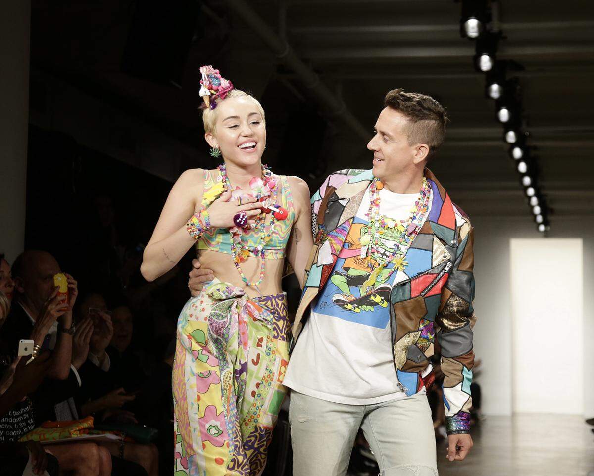 Miley Cyrus saß nicht nur als Gast im Publikum. Zusammen mit Scott designte sie die Accessoirekollektion.