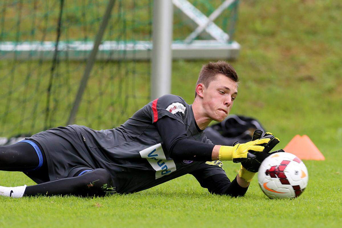 Der 18-Jährige hütet das Tor der Amateure und stieg für diese Saison als dritter Ersatzkeeper zu den Profis auf.