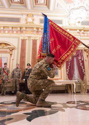 Wolodymyr Selenskij ehrt ukrainische Soldaten. Bisher überzeugten seine Streitkräfte mit Moral, Widerstandskraft und westlichen Waffen. 2023  aber warten neue Herkulesaufgaben.  