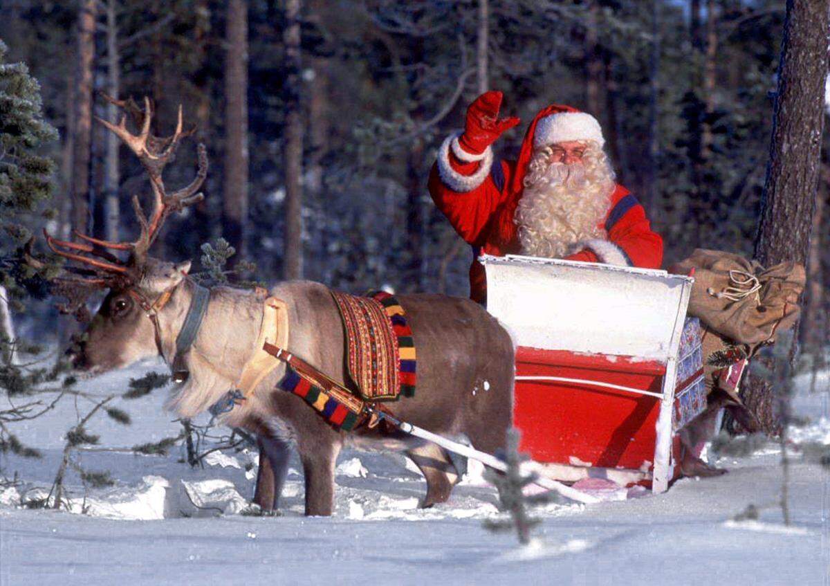 Angeblich kann man in Lappland den Weihnachtsmann persönlich begegnen, immerhin liegt Lappland sehr nahe am Nordpol. Romantisch und nostalgisch wird ein Besuch im hohen Norden mit Rentieren und einem Abstecher ins Zuhause von Santa.