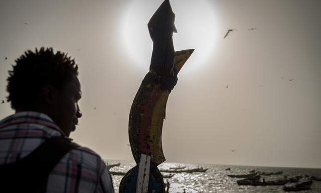 Fischer am Tanji Beach, 25 km südlich der Hauptstadt Banjul. Bevor sich die Libyen-Route öffnete, brachen von hier aus viele Flüchtlinge auf und reisten auf dem Seeweg nach Spanien.