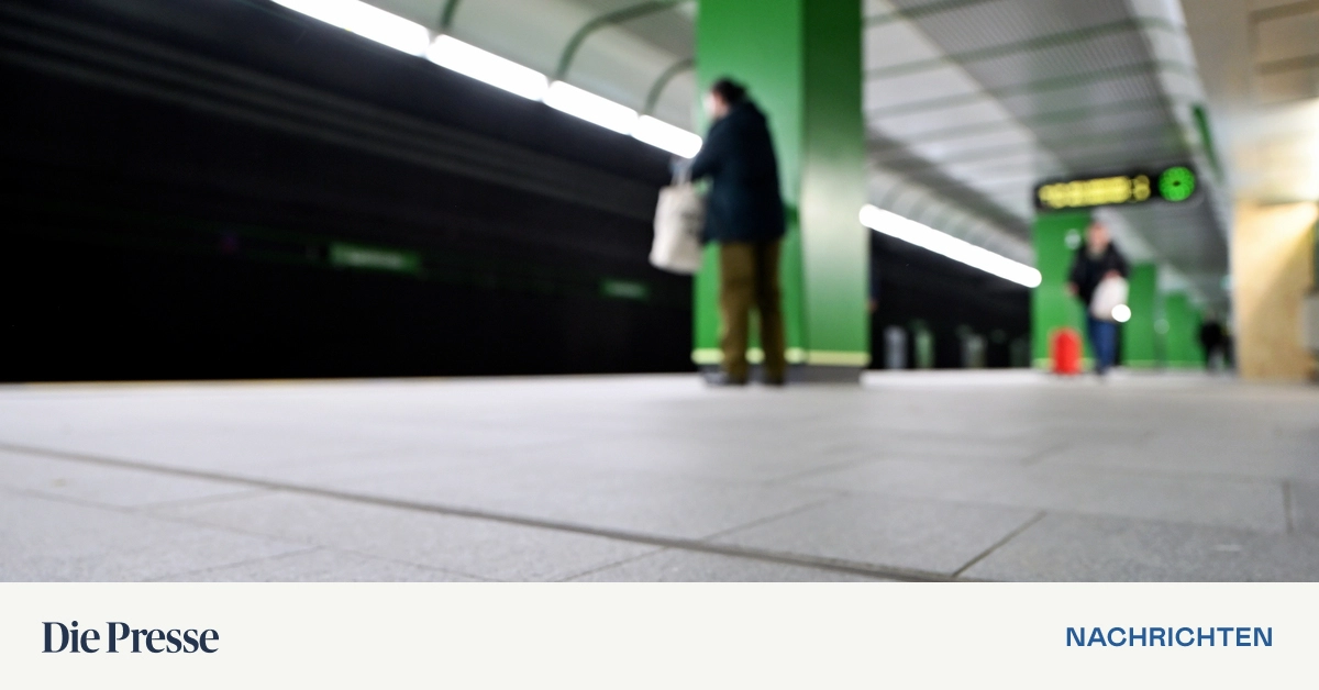 Unbekannte-werfen-M-lltonnen-auf-Gleis-und-blockieren-Wiener-U-Bahn