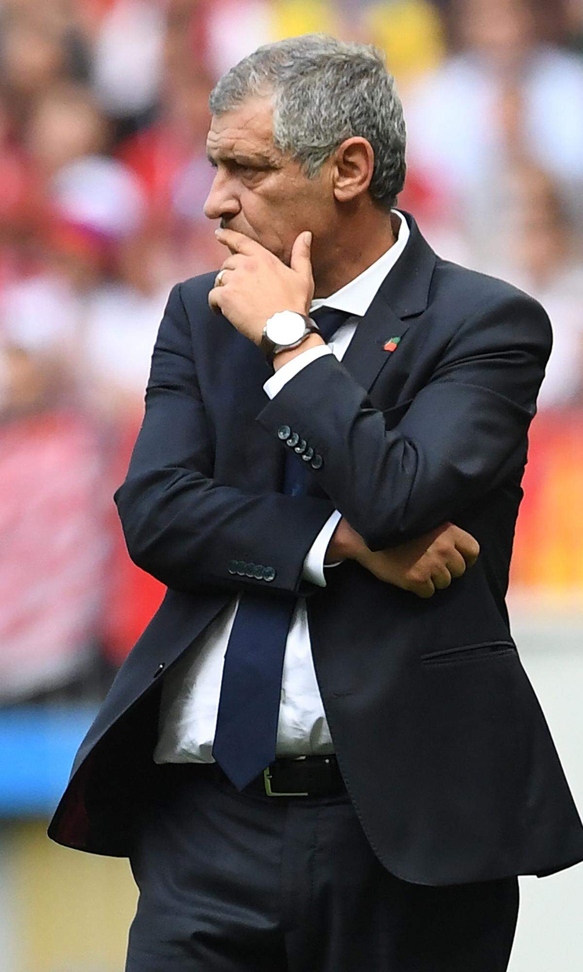 Nach einem eher durchwachsenen modischen Auftreten bei der letzten WM, damals noch als Coach von Griechenland, sind bei Portugal-Trainer Fernando Santos gute Fortschritte erkennbar. Die Krawatte ist ordentlich gebunden, die Hose sitzt, der Lockenschopf gezähmt. Nur die Sorge im Gesicht ist ihm geblieben. Uruguay hat Portugal nach Hause geschickt. 