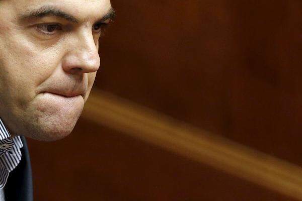 Begonnen hat der vorerst letzte Akt im griechischen Drama in der Nacht auf Samstag, als sich der griechische Premier Alexis Tsipras im griechischen Parlament eine Verhandlungsvollmacht holte. Das gewohnte Lächeln fehlt.